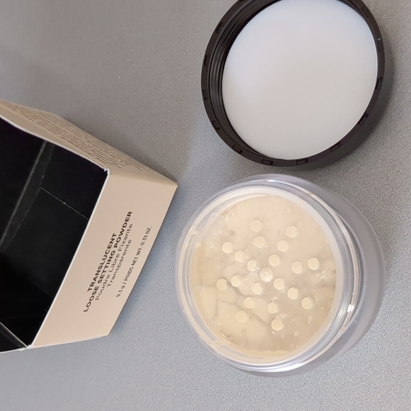 Laura Mercier Translucent Loose Setting Powder, Mini - Picture 5 of 6